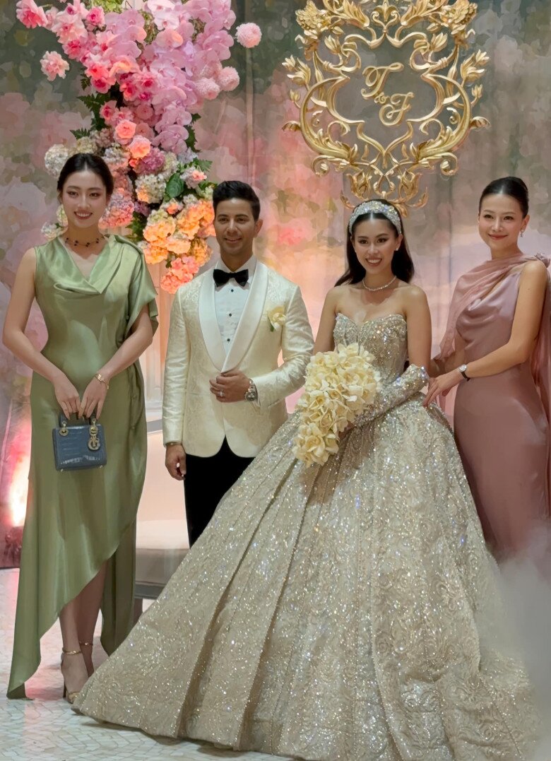 Quy định trong đám cưới các con tỷ phú Johnathan Hạnh Nguyễn: Tiên Nguyễn trái ngược Tăng Thanh Hà, vợ chồng Linh Rin cực nghiêm ngặt 2 Cặp đôi có dress code dành cho khách mời tham dự là mặc trang phục dạ hội.