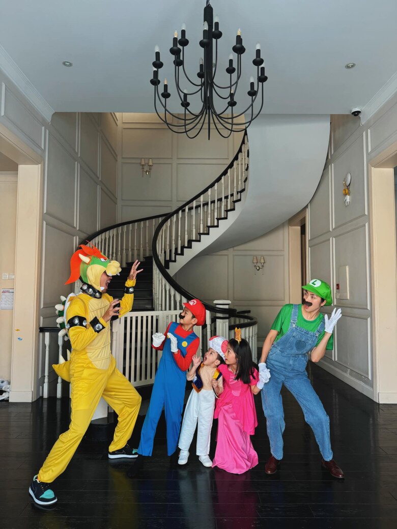 Quy định trong đám cưới các con tỷ phú Johnathan Hạnh Nguyễn: Tiên Nguyễn trái ngược Tăng Thanh Hà, vợ chồng Linh Rin cực nghiêm ngặt 9 Gia đình hạnh phúc của Tăng Thanh Hà và Louis Nguyễn.