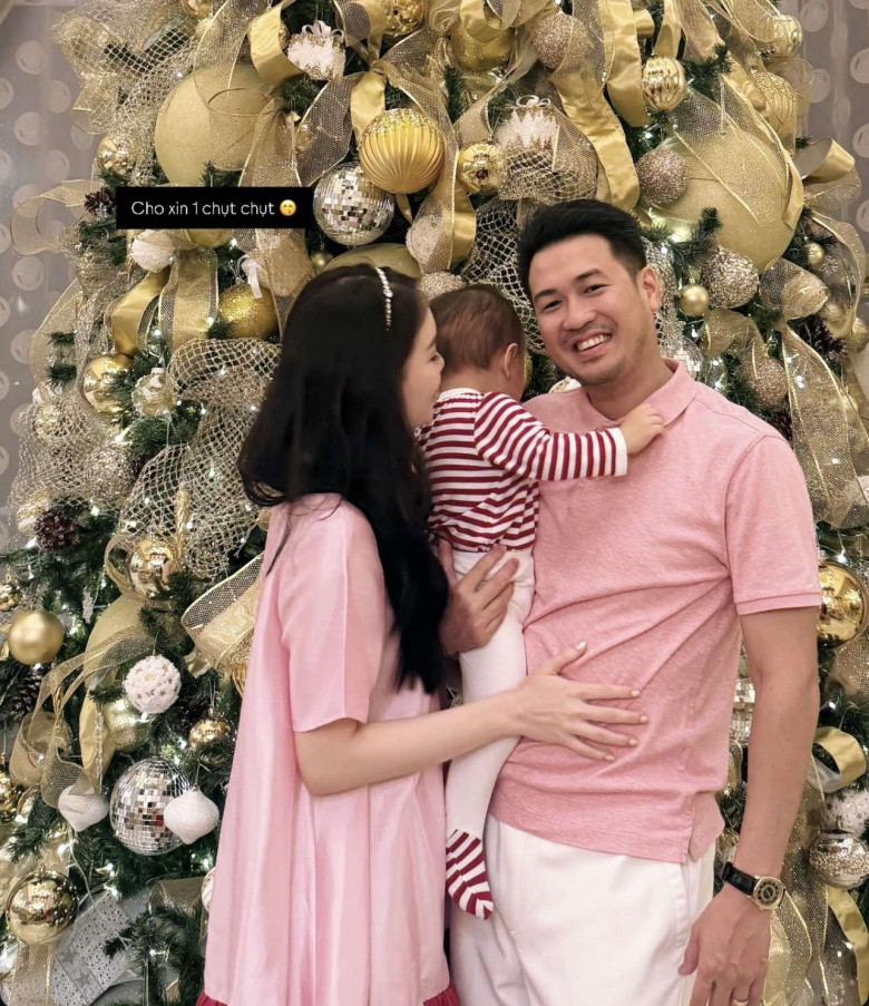 Quy định trong đám cưới các con tỷ phú Johnathan Hạnh Nguyễn: Tiên Nguyễn trái ngược Tăng Thanh Hà, vợ chồng Linh Rin cực nghiêm ngặt 14 Cặp đôi giấu kín hình ảnh về con gái đầu lòng.