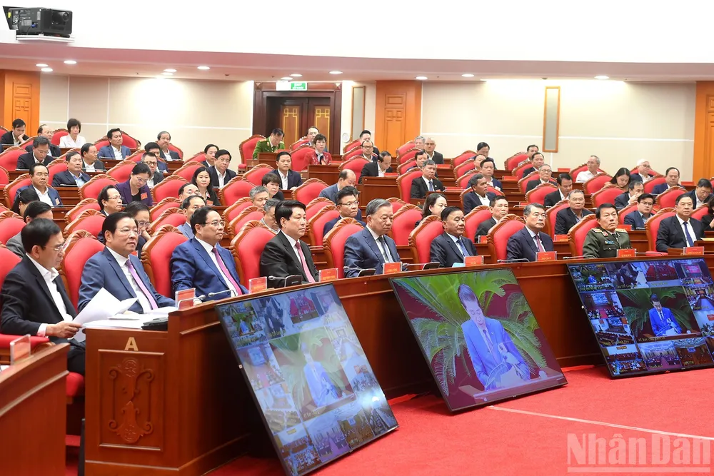 Tổng Bí thư Tô Lâm và các lãnh đạo Đảng, Nhà nước và các đại biểu tham dự hội nghị. Ảnh: NHÂN DÂN tong-bi-thu-da-xu-ly-hinh-su-66-can-bo-dien-trung-uong-quan-ly-lien-quan-tham-nhung-lang-phi-2.jpg