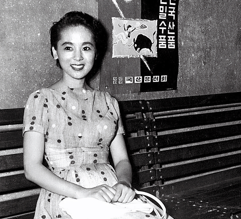 1765435418 571 Elizabeth Taylor cua phuong Dong Kim Ji Mee qua doi