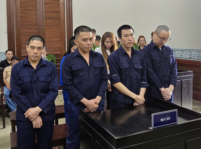 Bị cáo Zhang Lei (ngoài cùng bên phải) cùng đồng phạm nghe tuyên án. Ảnh: Bình Nguyên