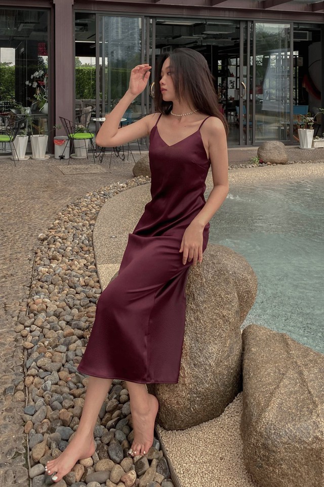 Quyến rũ kiêu kỳ với chiếc váy lụa satin mềm mại 2 Quyến rũ kiêu kỳ với chiếc váy lụa satin mềm mại - Ảnh 2.