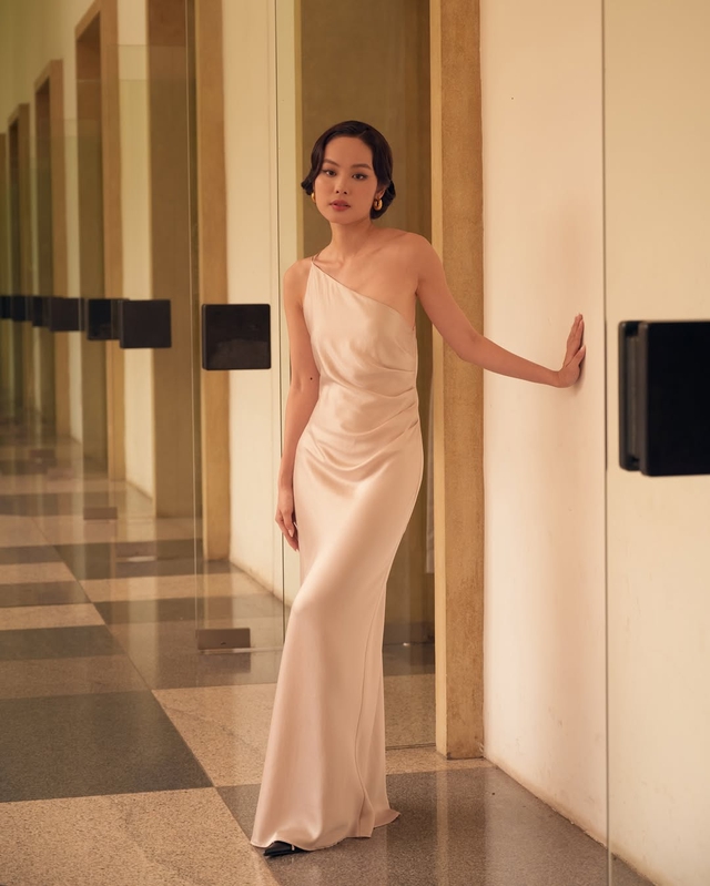 Quyến rũ kiêu kỳ với chiếc váy lụa satin mềm mại 6 Quyến rũ kiêu kỳ với chiếc váy lụa satin mềm mại - Ảnh 6.