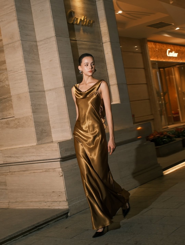 Quyến rũ kiêu kỳ với chiếc váy lụa satin mềm mại 7 Quyến rũ kiêu kỳ với chiếc váy lụa satin mềm mại - Ảnh 7.