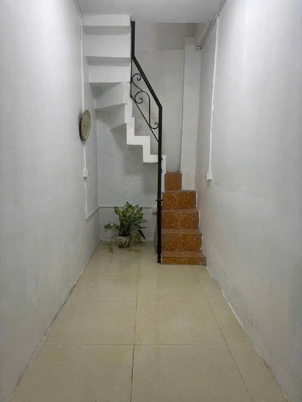 Nhà 8m2 giá 1,68 tỷ đồng ở Hà Nội, bề ngang chỉ bằng một lối đi - 2