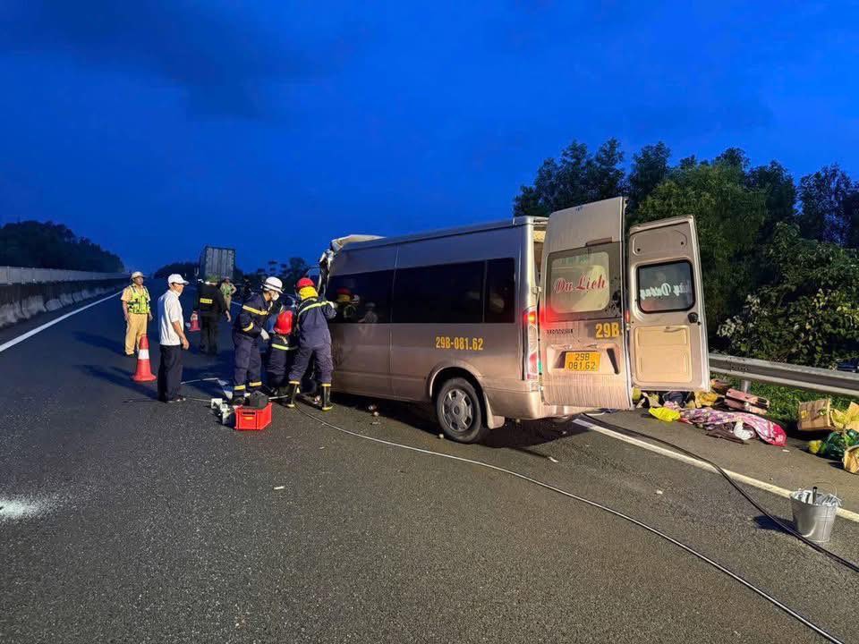 Vụ tai nạn khiến 4 người Ninh Bình đi đám cưới tử vong: Một nạn nhân ra đi để lại vợ trẻ và 3 con thơ- Ảnh 3. Vụ tai nạn khiến 4 người Ninh Bình đi đám cưới tử vong: Một nạn nhân ra đi để lại vợ trẻ và 3 con thơ- Ảnh 3.