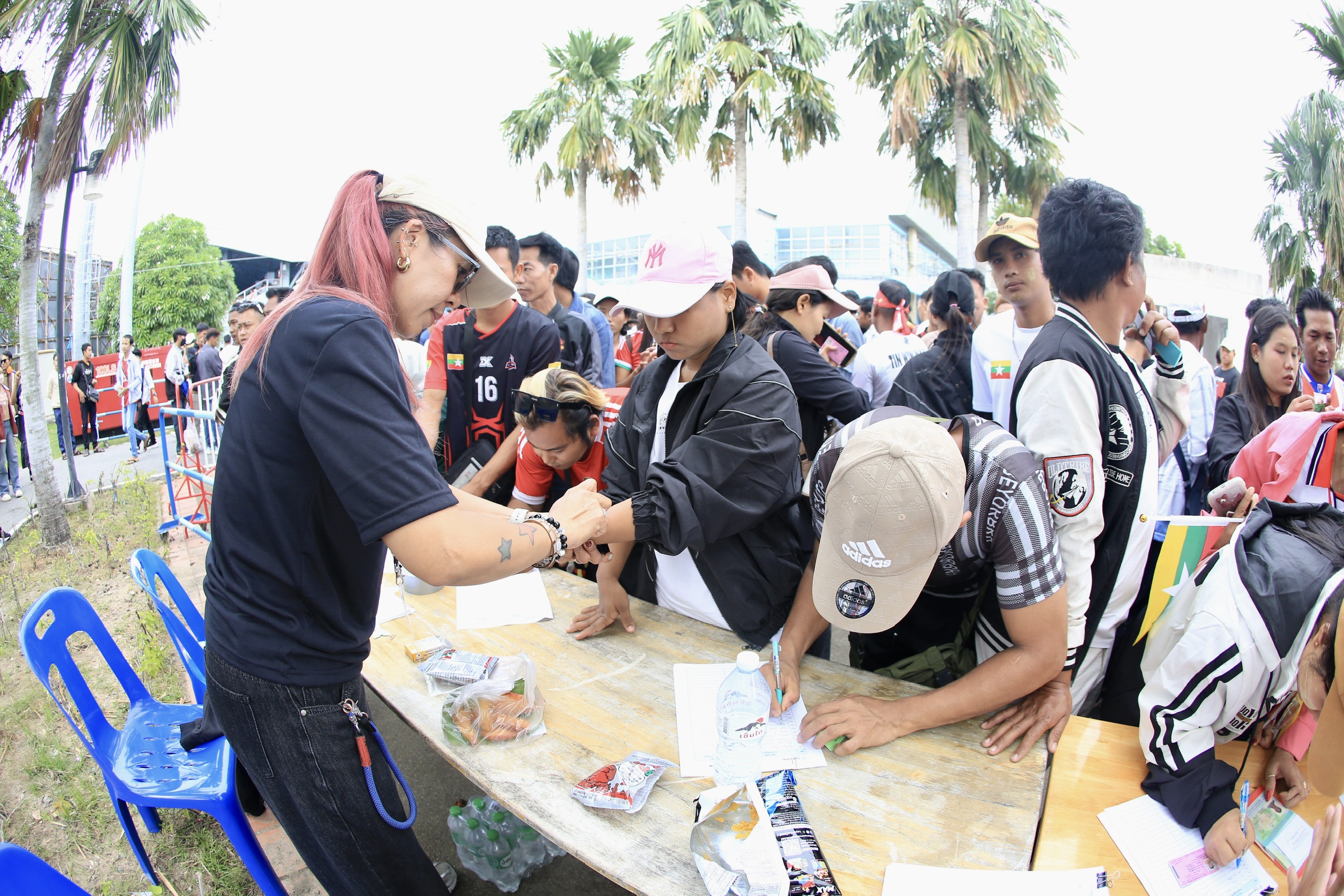 CĐV Myanmar đông khủng khiếp trên sân Chonburi, nóng rực trận sinh tử của đội tuyển nữ Việt Nam- Ảnh 4. CĐV Myanmar đông khủng khiếp trên sân Chonburi, nóng rực trận sinh tử của đội tuyển nữ Việt Nam- Ảnh 4.