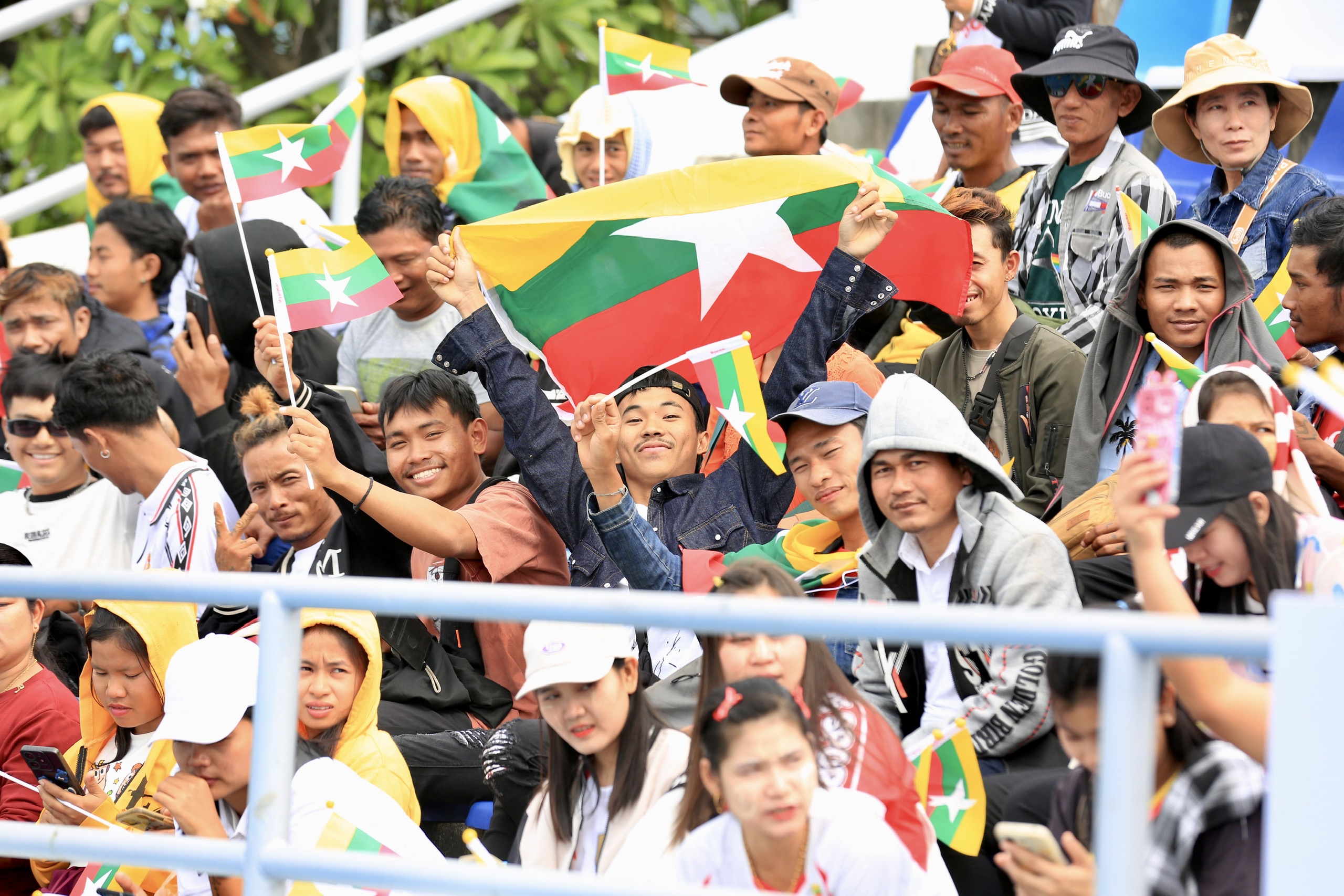 CĐV Myanmar đông khủng khiếp trên sân Chonburi, nóng rực trận sinh tử của đội tuyển nữ Việt Nam- Ảnh 5. CĐV Myanmar đông khủng khiếp trên sân Chonburi, nóng rực trận sinh tử của đội tuyển nữ Việt Nam- Ảnh 5.