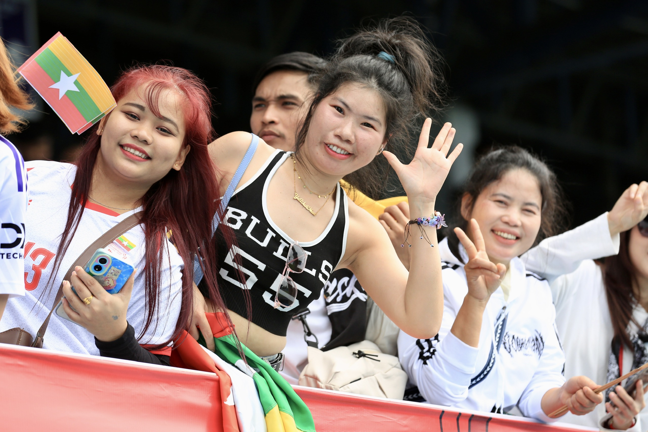 CĐV Myanmar đông khủng khiếp trên sân Chonburi, nóng rực trận sinh tử của đội tuyển nữ Việt Nam- Ảnh 10. CĐV Myanmar đông khủng khiếp trên sân Chonburi, nóng rực trận sinh tử của đội tuyển nữ Việt Nam- Ảnh 10.