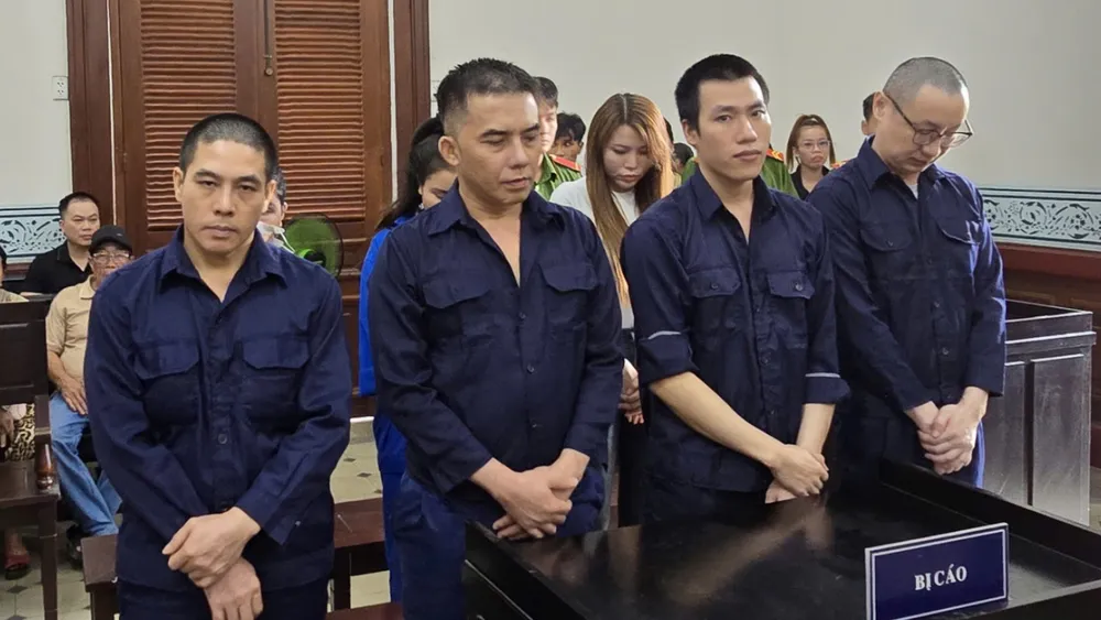 Bị cáo Zhang Lei (bìa phải) cùng các quản lý tại tòa. Ảnh: MX dieu-hanh-duong-day-moi-gioi-mai-dam-cuu-tiep-vien-hang-khong-lanh-4-nam-tu-1.jpg