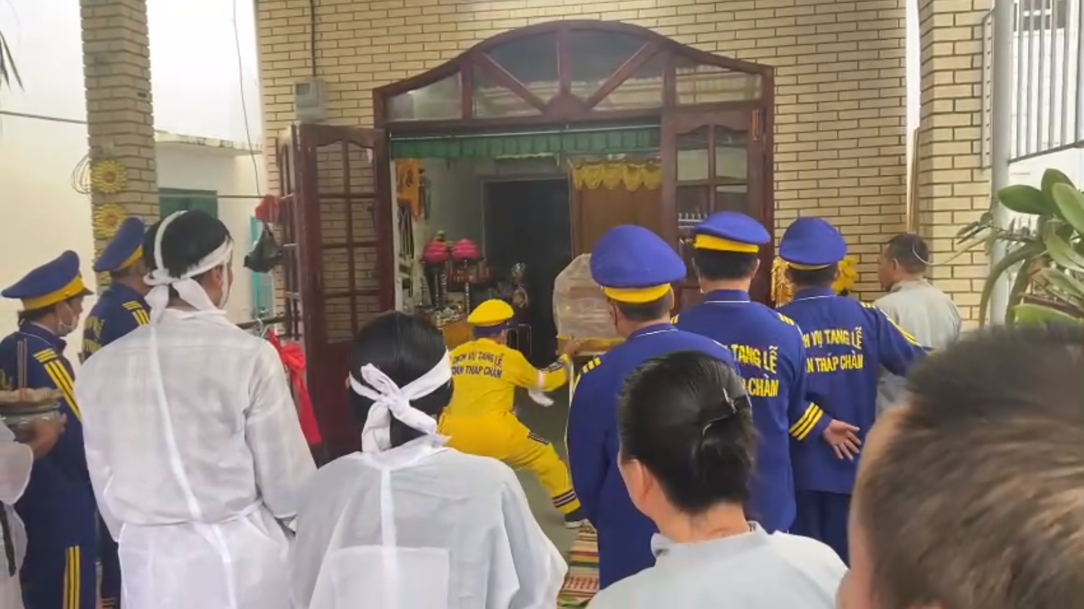 Khi tôi thắp nhang cho anh Thương Tín, vừa cắm cây nhang xuống thì bóng đèn bên phải nổ, tắt luôn 2 1765438163 708 Khi toi thap nhang cho anh Thuong Tin vua cam