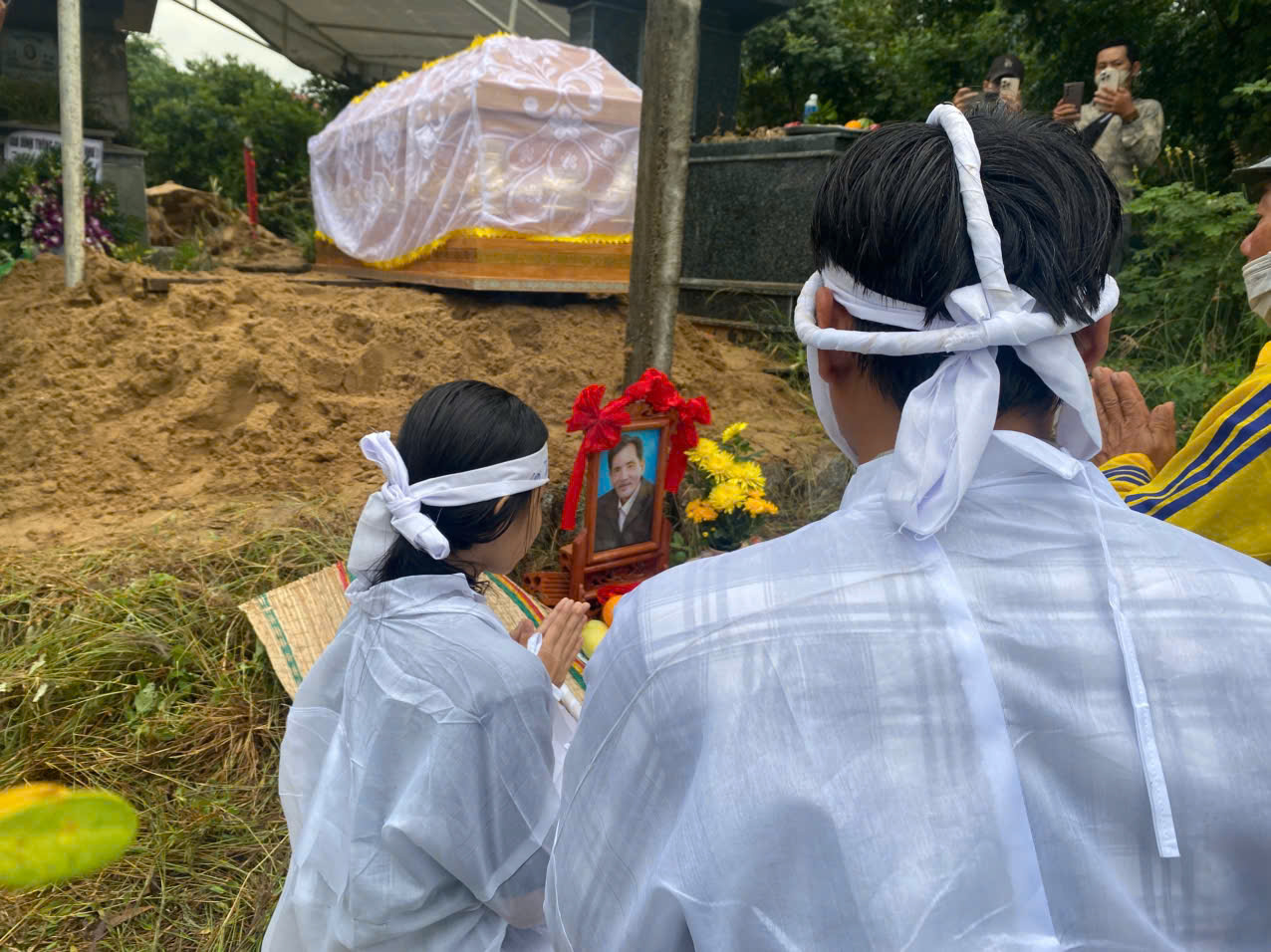 Khi tôi thắp nhang cho anh Thương Tín, vừa cắm cây nhang xuống thì bóng đèn bên phải nổ, tắt luôn 4 1765438165 971 Khi toi thap nhang cho anh Thuong Tin vua cam