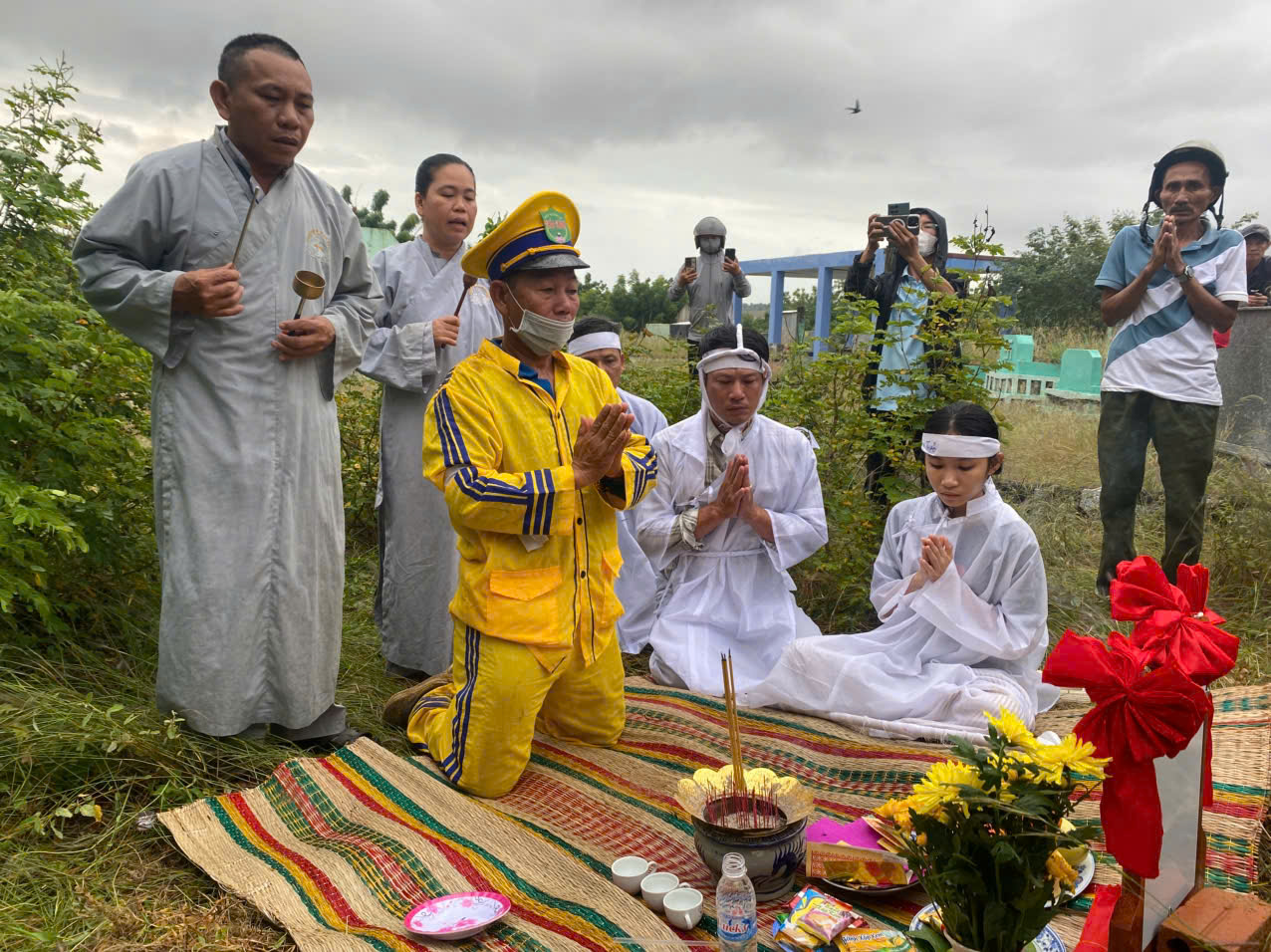 Khi tôi thắp nhang cho anh Thương Tín, vừa cắm cây nhang xuống thì bóng đèn bên phải nổ, tắt luôn 5 1765438166 4 Khi toi thap nhang cho anh Thuong Tin vua cam