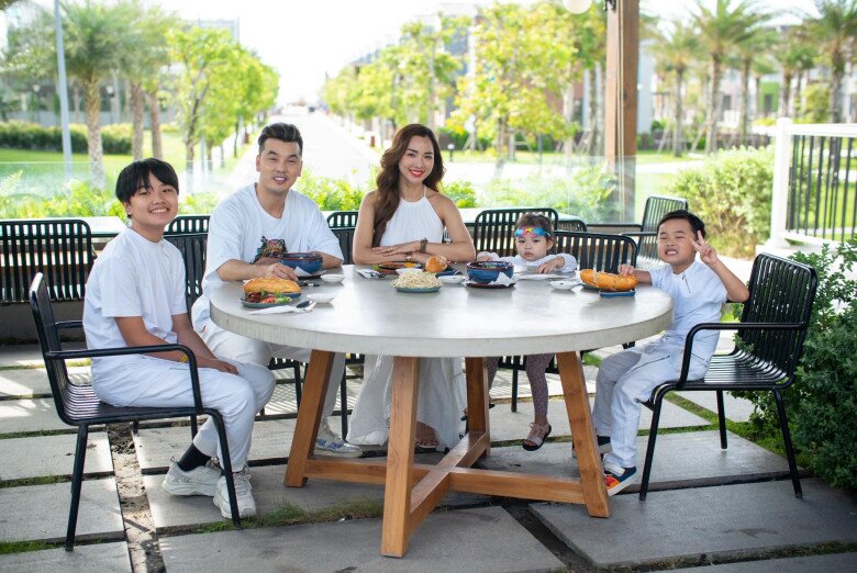 Sinh đàn con với chồng hơn 5 tuổi, mẹ đơn thân Cần Thơ khoe dáng xịn như thiếu nữ nhờ "trốn" làm việc này mỗi ngày 8 Tổ ấm hạnh phúc của Võ Kim Cương và Ưng Hoàng Phúc bên cạnh các con.