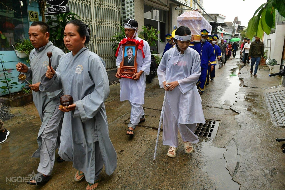 Gia đình đưa tiễn nghệ sĩ Thương Tín về nơi an nghỉ. Video: Hồng Nắng