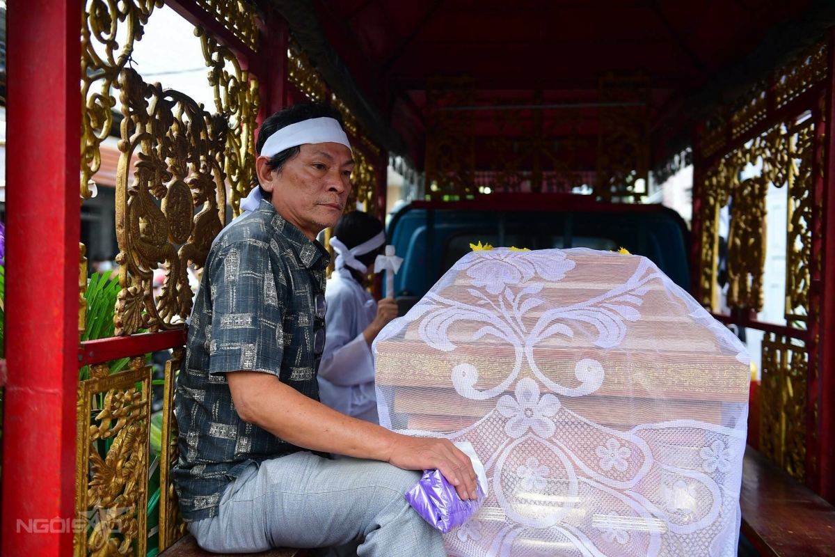Em trai Thương Tín từng cận kề chăm sóc ông giai đoạn bệnh nặng, nay tiễn anh chặng đường cuối.