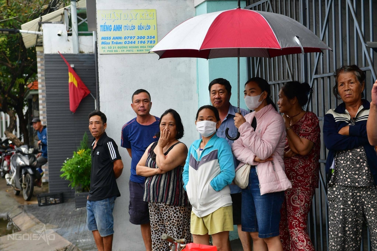 Hàng xóm đứng hai bên đường nhìn theo xe tang chở thi hài cố nghệ sĩ.