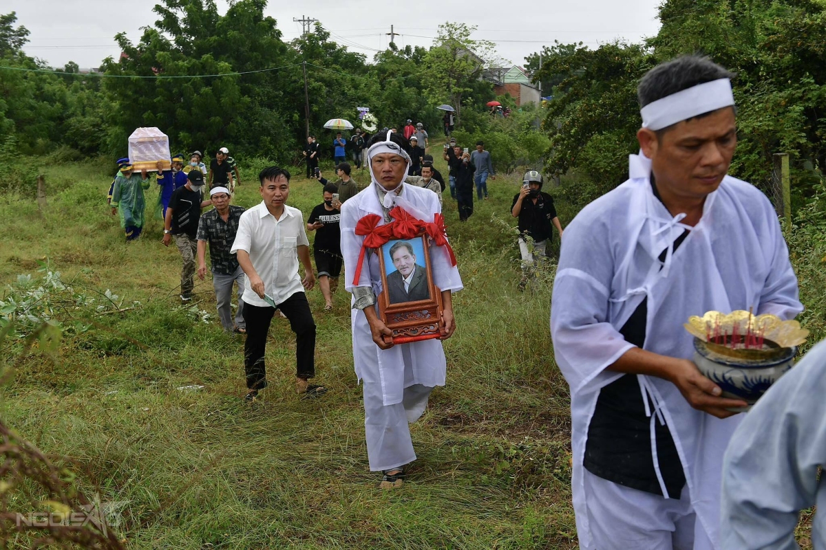 Đoàn đưa tang đến nghĩa trang nơi Thương Tín yên nghỉ.
