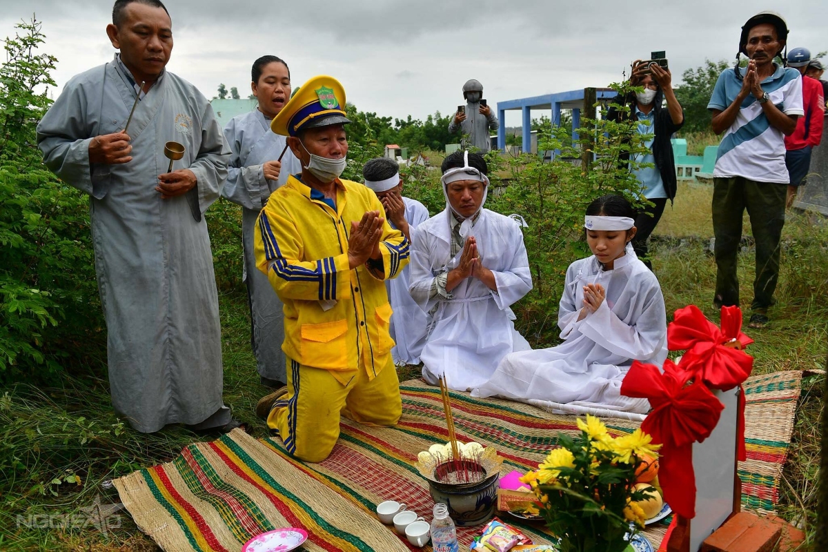 Con trai và con gái thực hiện lễ cúng trước khi thi hài ông được hạ huyệt.