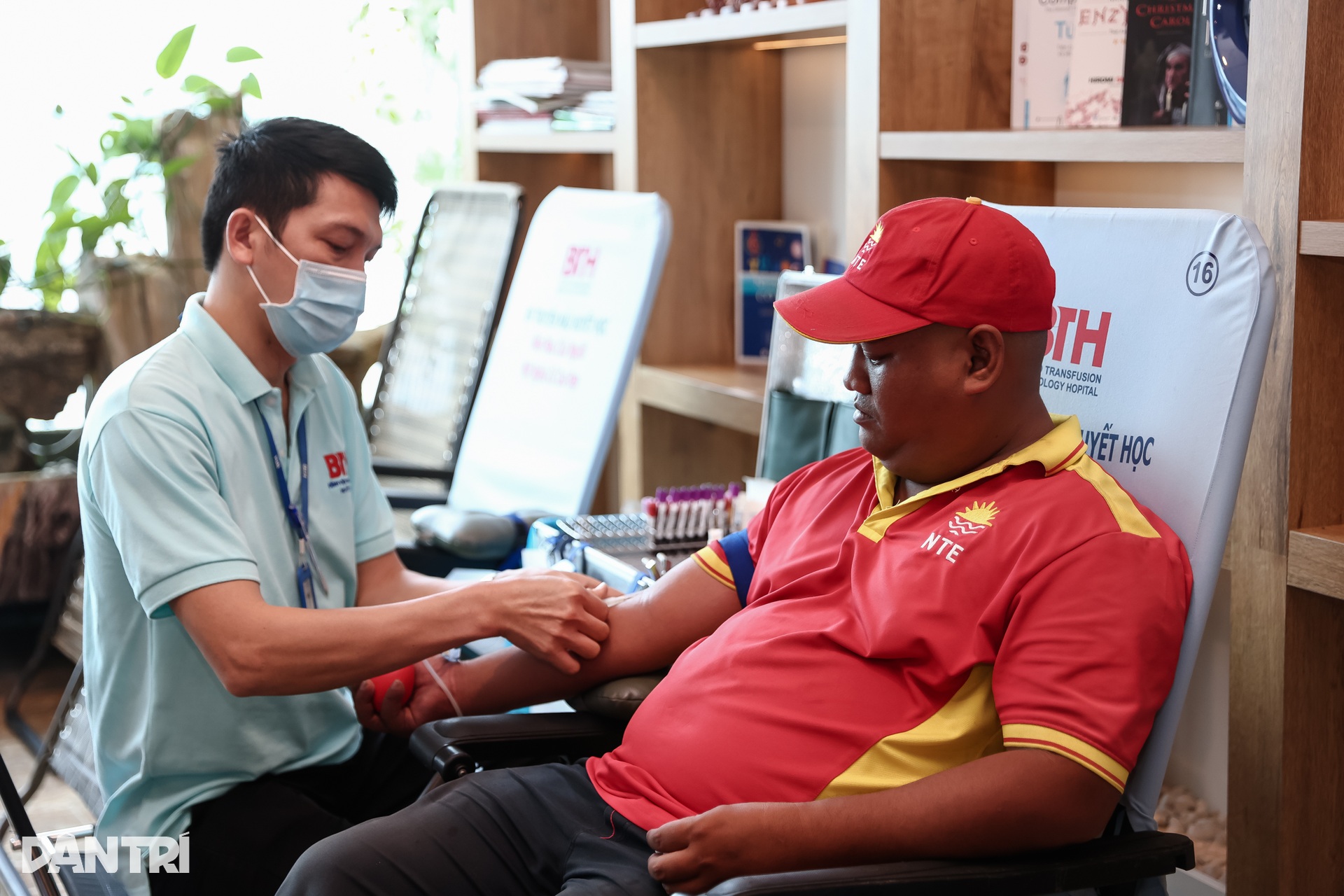 Lan tỏa yêu thương qua hoạt động hiến máu nhân đạo - 13 Lan tỏa yêu thương qua hoạt động hiến máu nhân đạo - 13