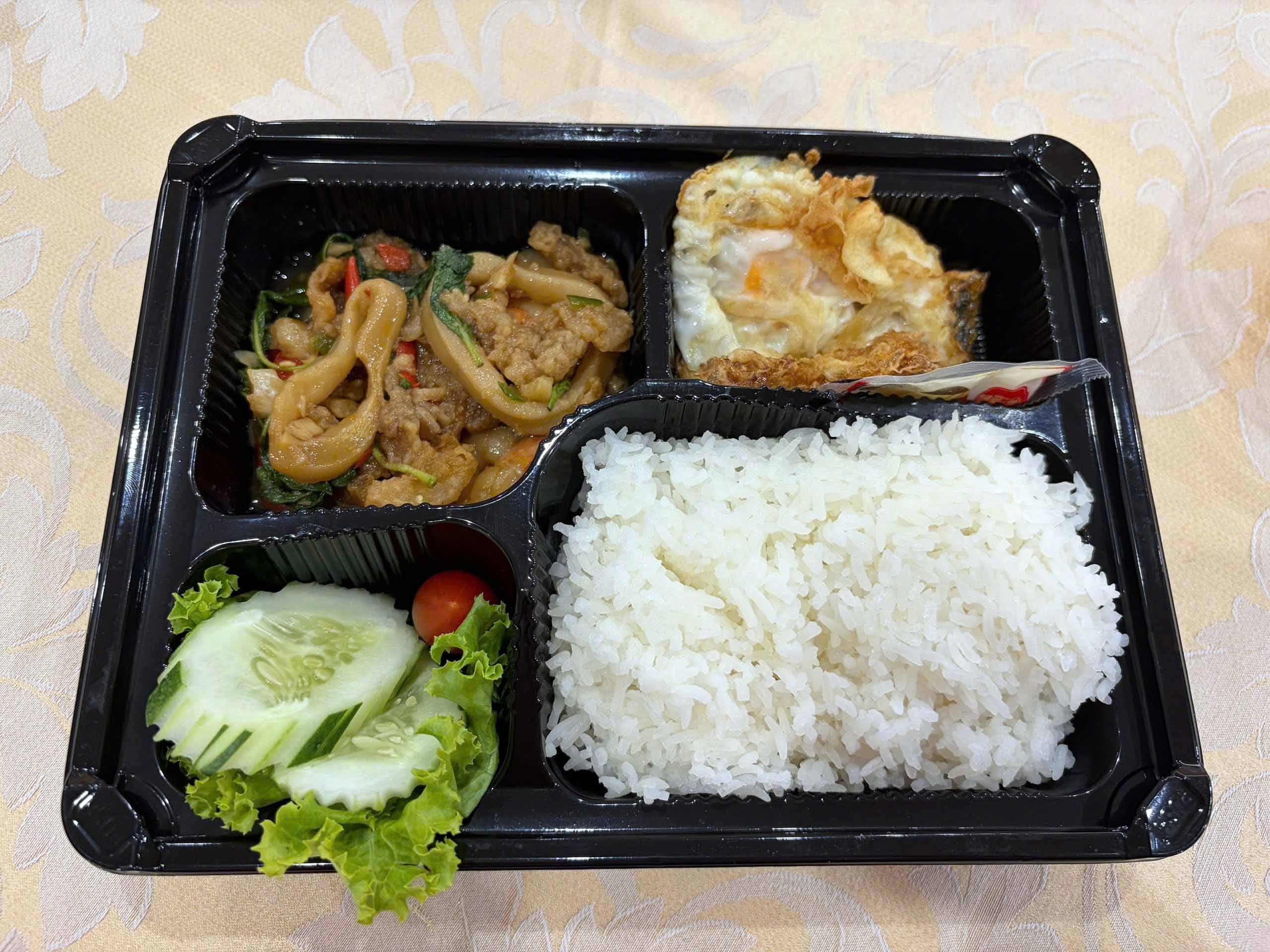 Thiếu ăn, tuyển bóng đá, futsal Việt Nam phải mua thêm thực phẩm ở SEA Games 33 2 Thiếu ăn, tuyển bóng đá, futsal Việt Nam phải mua thêm thực phẩm ở SEA Games 33 - Ảnh 2.