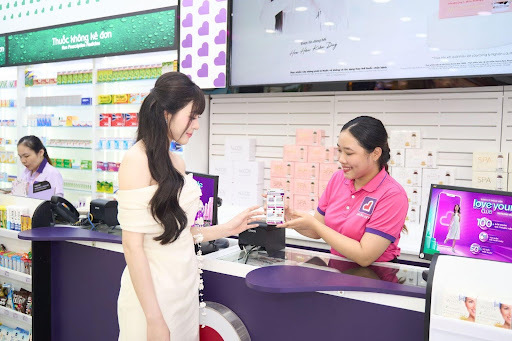  
Nàng hậu được hướng dẫn mua sắm các sản phẩm Nucos qua ứng dụng MEDiCARE. - Tin sao Viet - Tin tuc sao Viet - Scandal sao Viet - Tin tuc cua Sao - Tin cua Sao