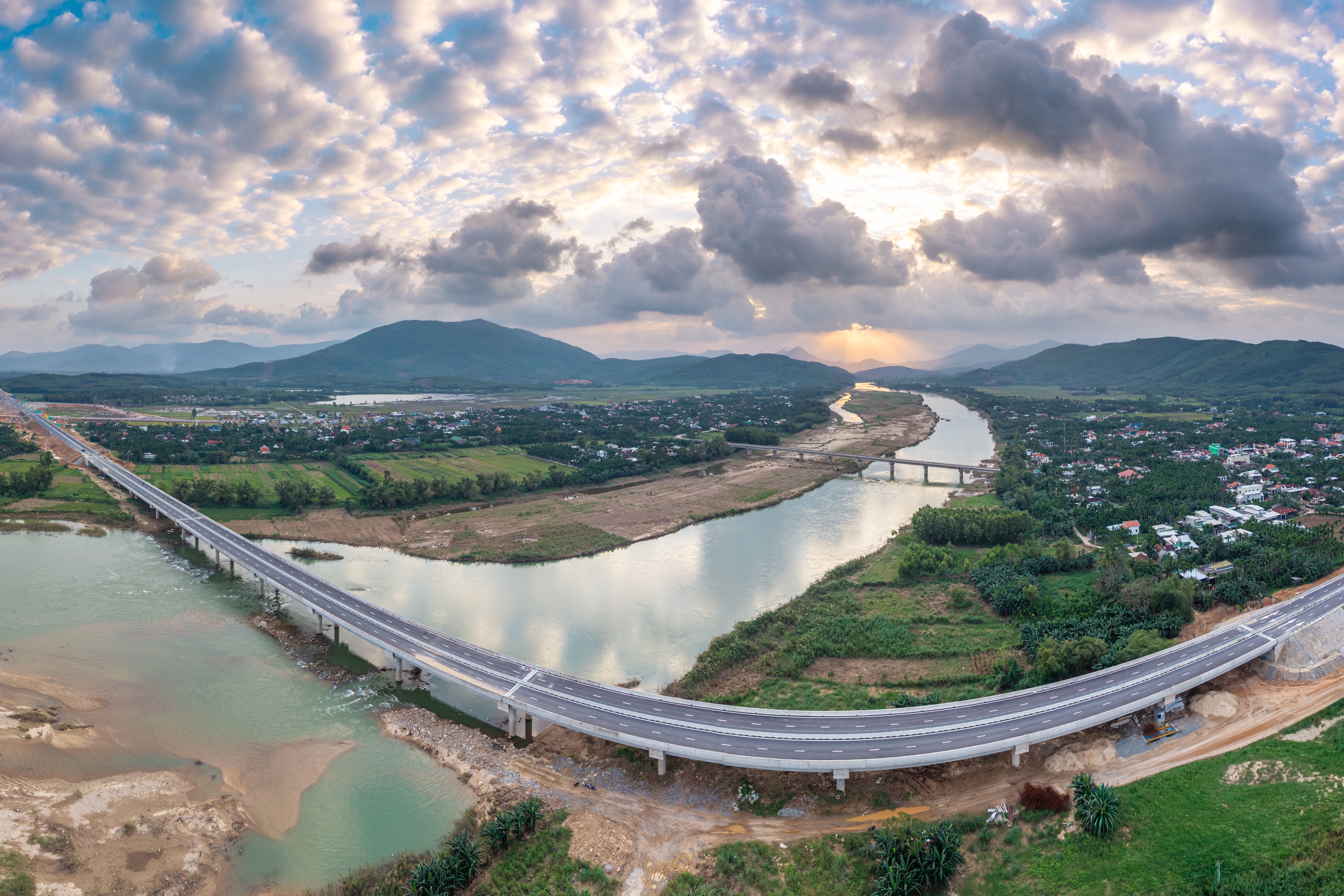 Hình hài cao tốc Quảng Ngãi 2 Hình hài cao tốc Quảng Ngãi - Hoài Nhơn trước ngày khánh thành 19.12 - Ảnh 2.
