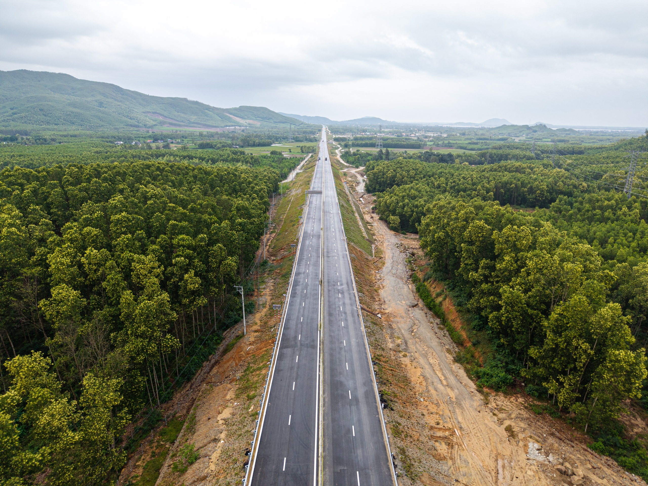 Hình hài cao tốc Quảng Ngãi 4 Hình hài cao tốc Quảng Ngãi - Hoài Nhơn trước ngày khánh thành 19.12 - Ảnh 4.