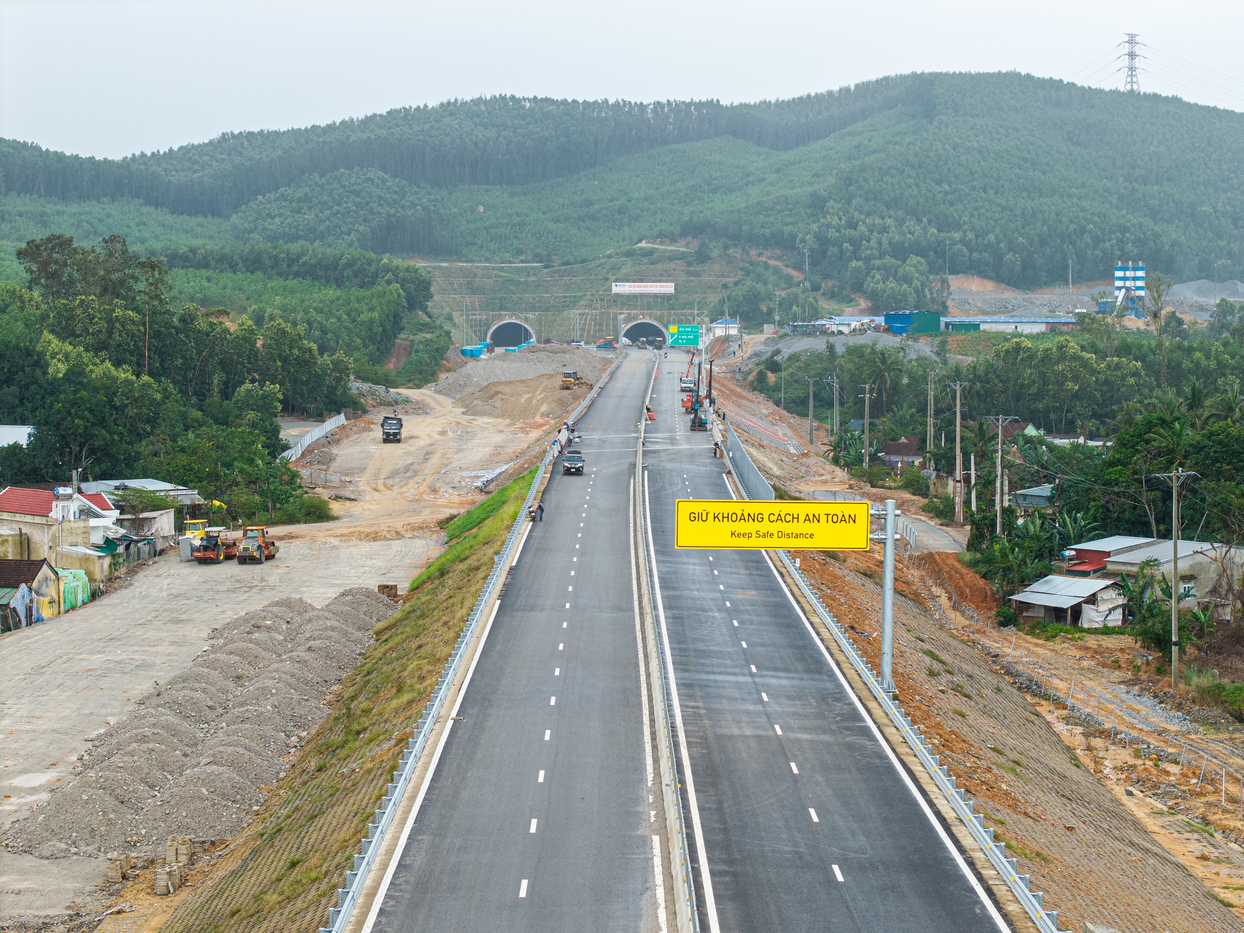 Hình hài cao tốc Quảng Ngãi 11 Hình hài cao tốc Quảng Ngãi - Hoài Nhơn trước ngày khánh thành 19.12 - Ảnh 11.