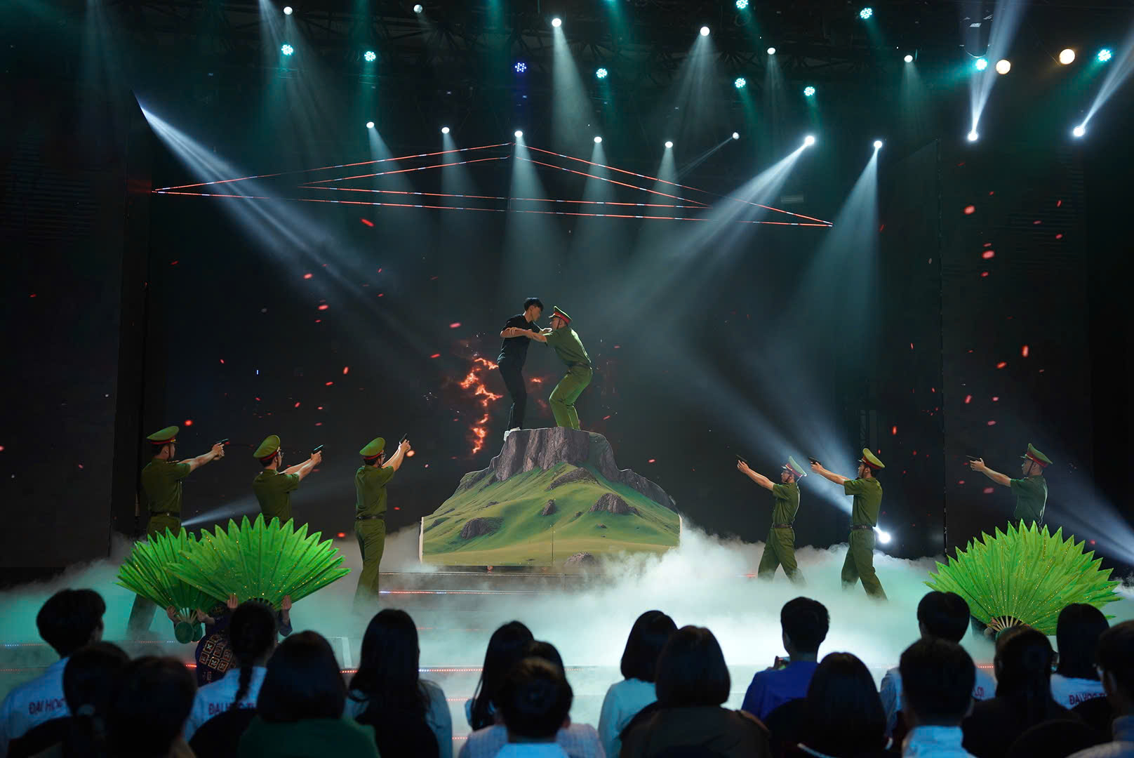 Nhạc sĩ Nguyễn Văn Chung vào vai đầu nậu buôn bán ma túy, khán giả trẻ ngỡ ngàng - Ảnh 2. Nhạc sĩ Nguyễn Văn Chung - Ảnh 2.