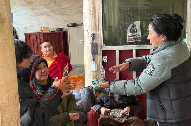 Triệu Vy giờ khổ đến vậy sao: Ăn quán vỉa hè, mặt mũi sưng húp- Ảnh 3.