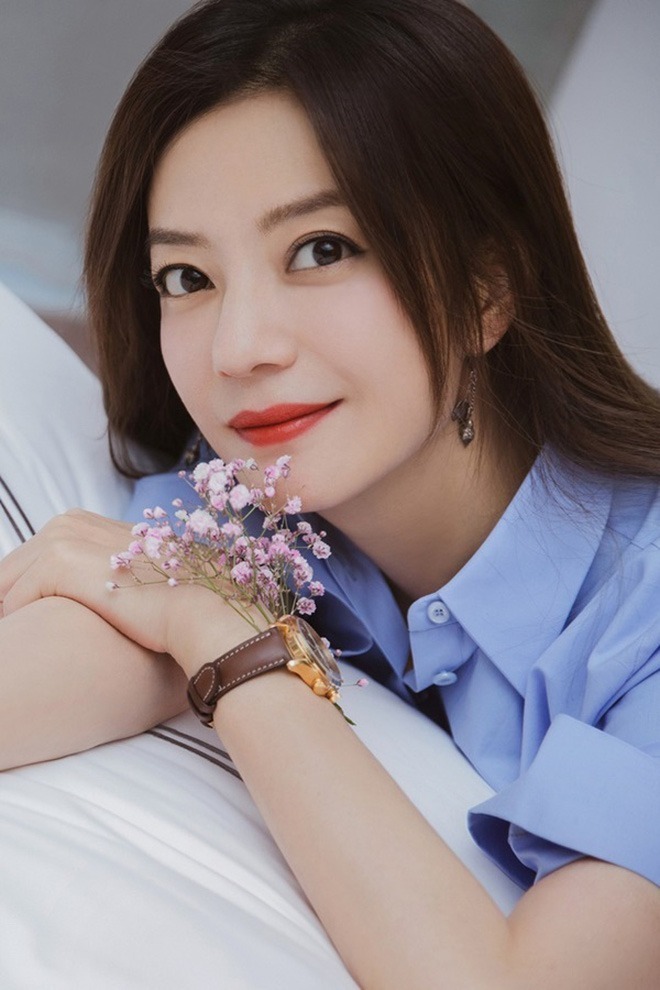 Triệu Vy giờ khổ đến vậy sao: Ăn quán vỉa hè, mặt mũi sưng húp- Ảnh 4.