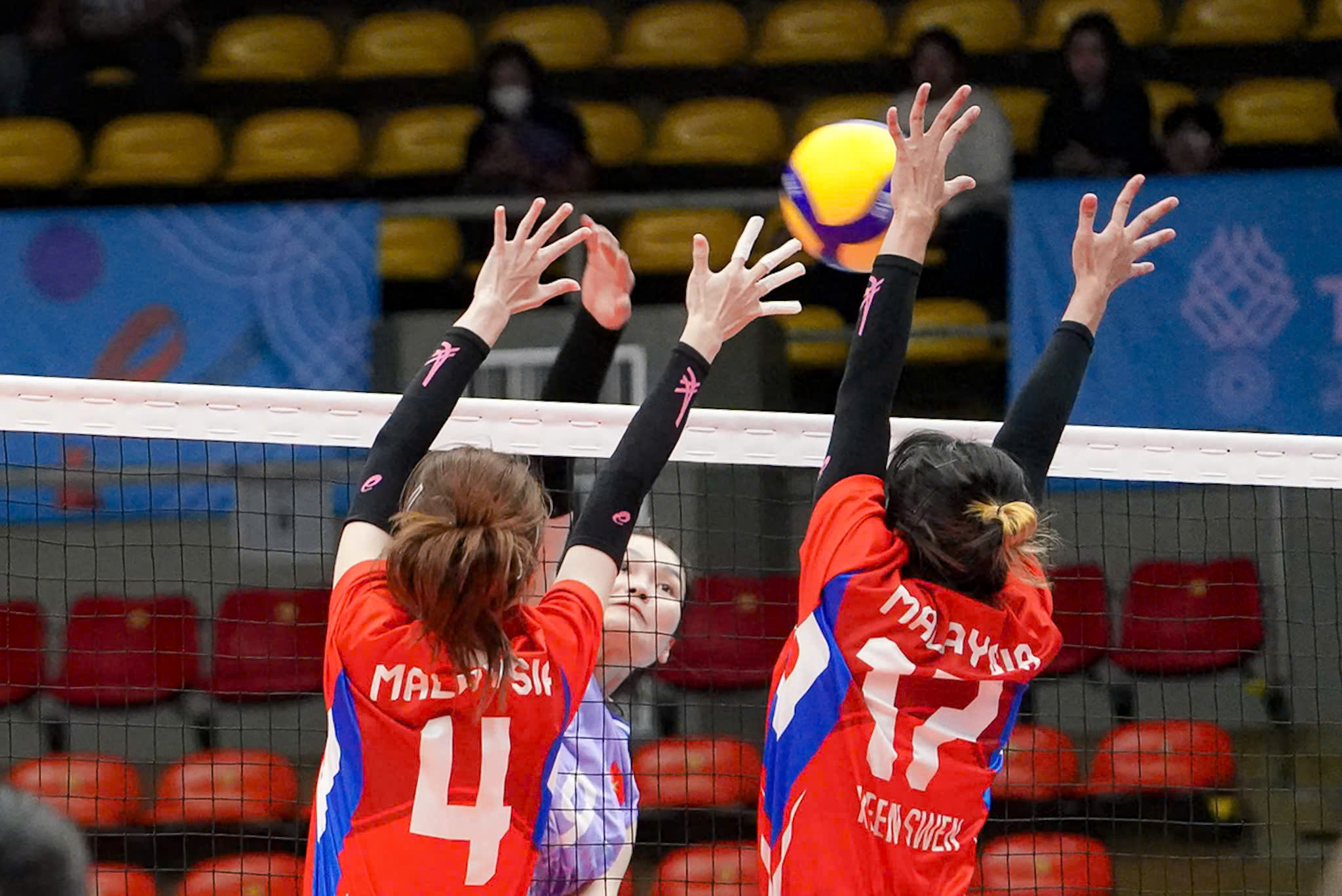 Bóng chuyền nữ Việt Nam đánh bại Malaysia 3-0 2 bóng chuyền - Ảnh 2.