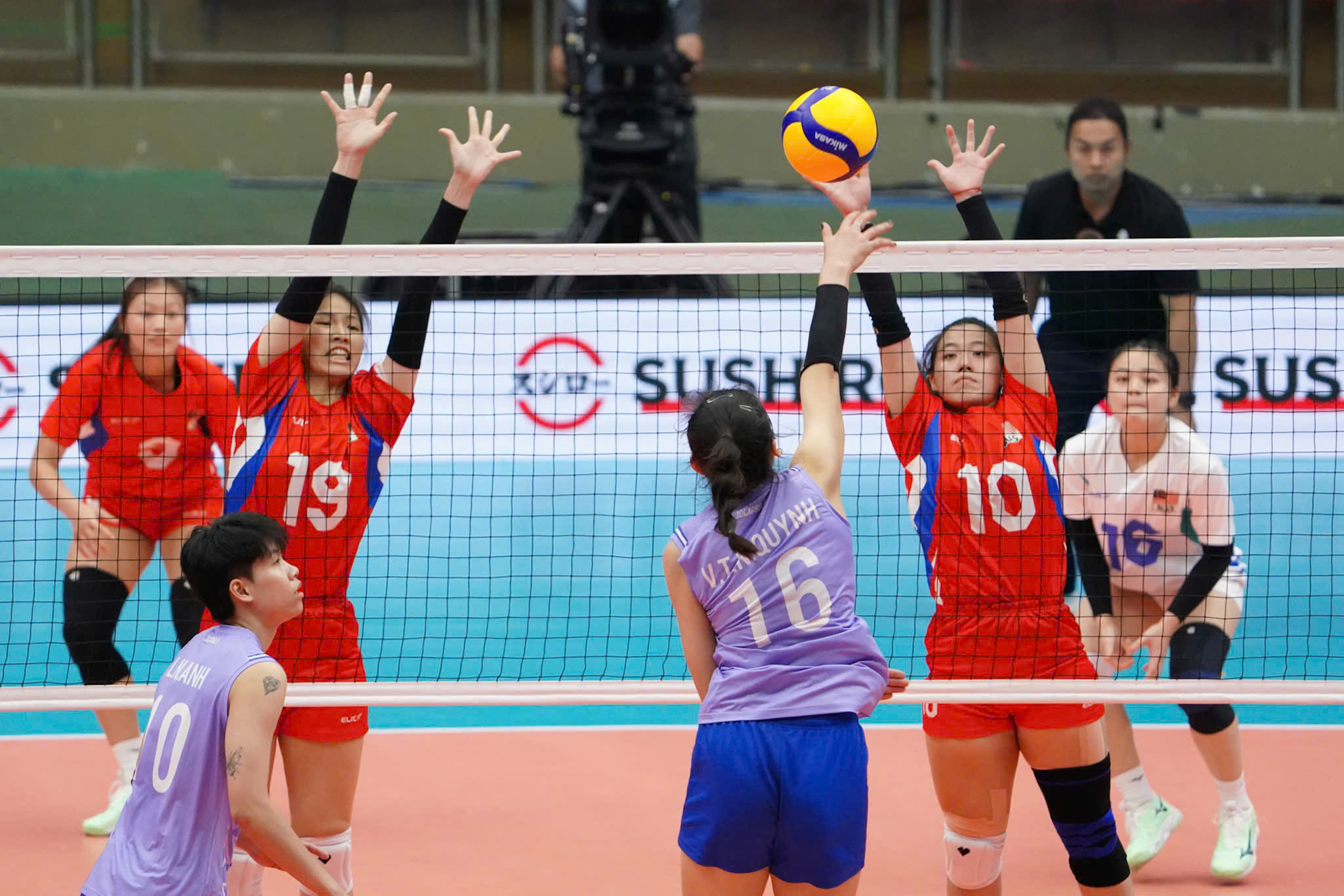 Bóng chuyền nữ Việt Nam đánh bại Malaysia 3-0 3 bóng chuyền - Ảnh 3.