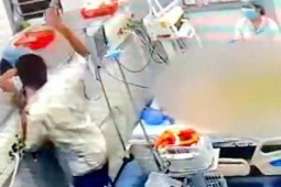 Camera ghi lại cảnh 1 điều dưỡng ở TP HCM bị hành hung khi đang cấp cứu bệnh nhân