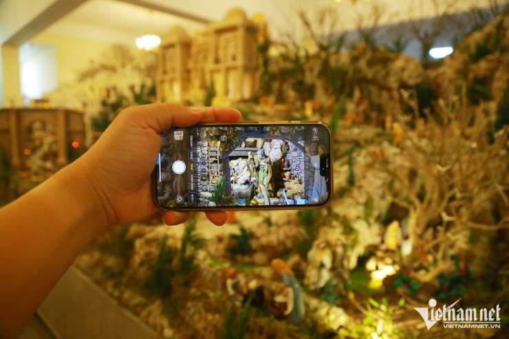 Hang đá Giáng sinh hơn 7m ở Đồng Nai gây sốt với nghìn chi tiết độc đáo 10 Hang đá Giáng sinh hơn 7m ở Đồng Nai gây sốt với nghìn chi tiết độc đáo - 9