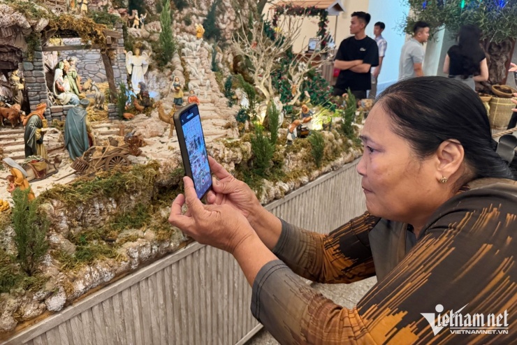 Hang đá Giáng sinh hơn 7m ở Đồng Nai gây sốt với nghìn chi tiết độc đáo 11 Hang đá Giáng sinh hơn 7m ở Đồng Nai gây sốt với nghìn chi tiết độc đáo - 10