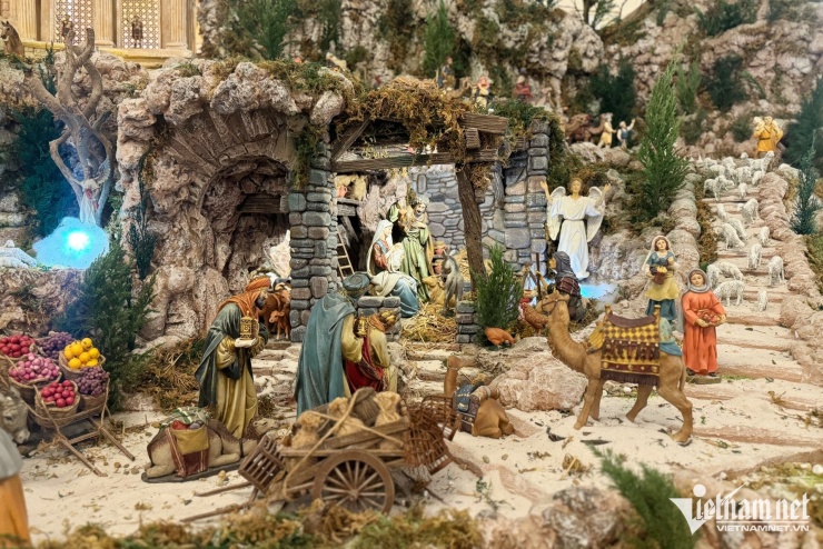 Hang đá Giáng sinh hơn 7m ở Đồng Nai gây sốt với nghìn chi tiết độc đáo 12 Hang đá Giáng sinh hơn 7m ở Đồng Nai gây sốt với nghìn chi tiết độc đáo - 11
