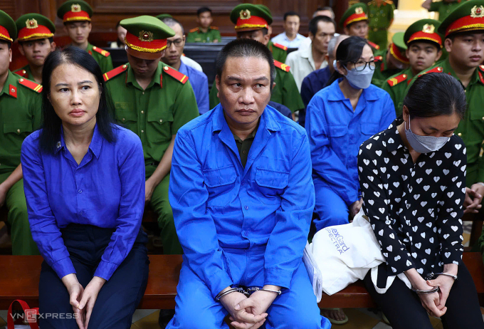 Bị cáo Hoàng Thị Thúy Nga và các đồng phạm tại tòa. Ảnh: Trần Quỳnh