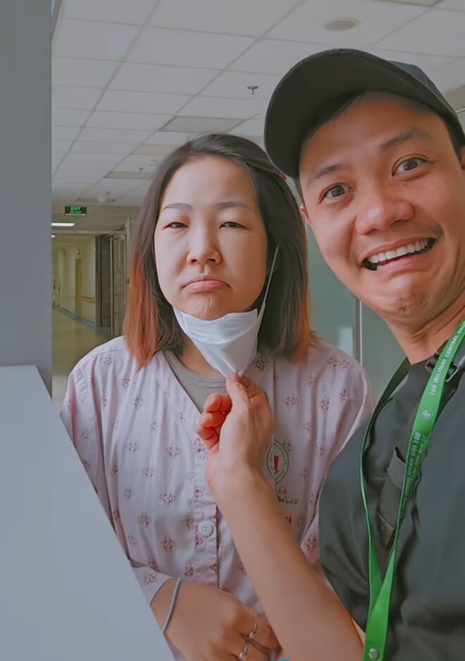 Nữ NSƯT bị suy thận giai đoạn cuối phù mặt không nhận ra, chồng hiến thận cứu vợ làm dân mạng nghẹn ngào 6 Gương mặt Hoàng Yến phù nề, sưng húp trong quá trình trị bệnh.