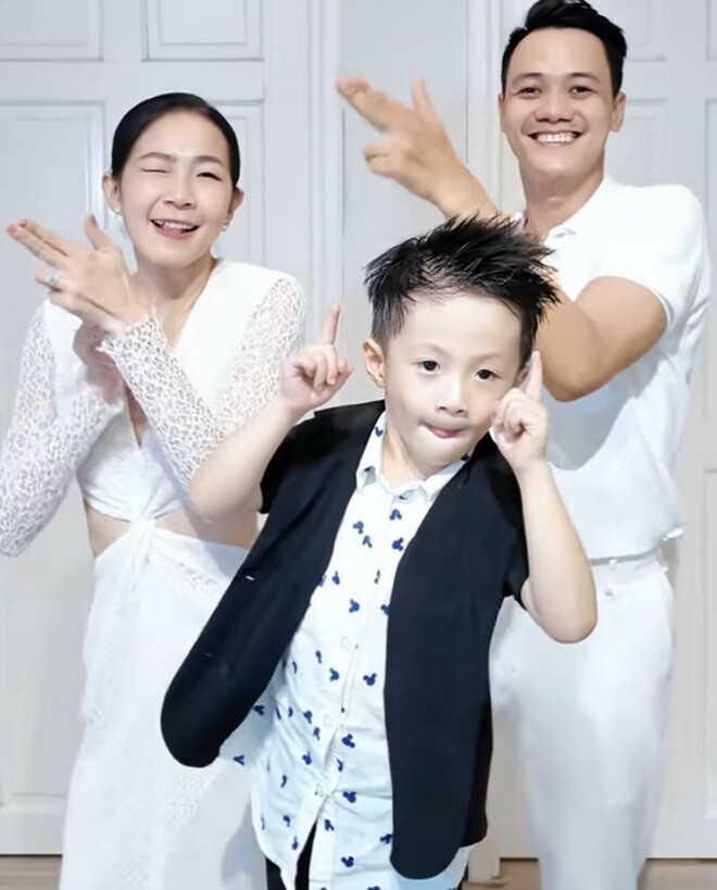 Nữ NSƯT bị suy thận giai đoạn cuối phù mặt không nhận ra, chồng hiến thận cứu vợ làm dân mạng nghẹn ngào 8 Hành trình lấy lại sức khỏe của Hoàng Yến và sự đồng hành của người chồng làm nhiều người xúc động.