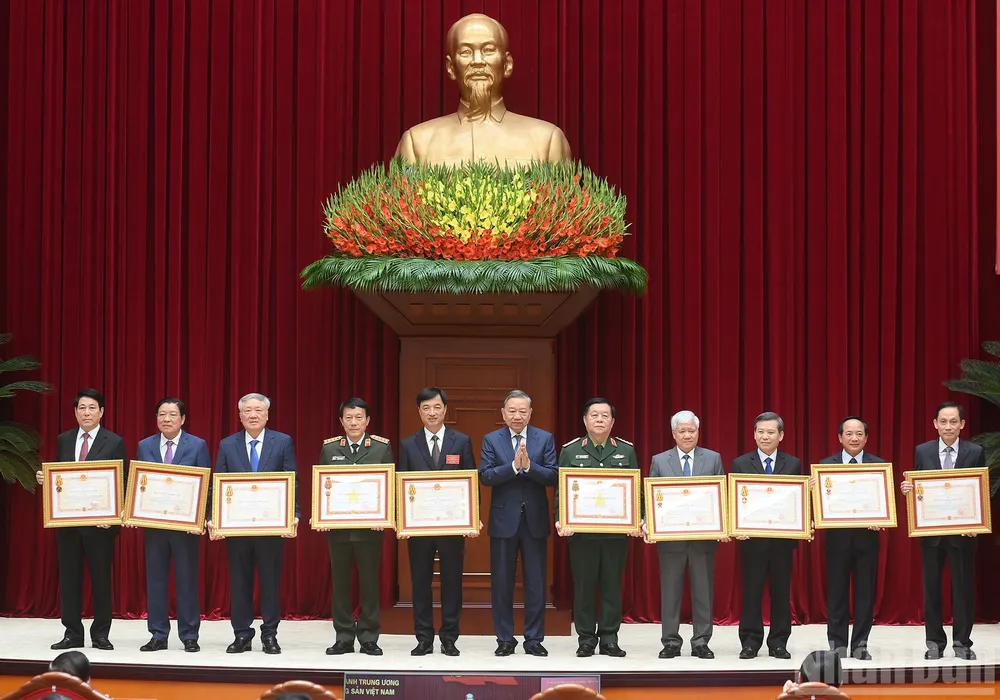 Tổng Bí thư Tô Lâm trao Huân chương Độc lập hạng Nhất, Nhì, Ba; Huân chương Quân công hạng Nhì, Ba cho các lãnh đạo. Ảnh: NHÂN DÂN tong-bi-thu-to-lam-phong-chong-tham-nhung-lang-phi-tieu-cuc-phai-lam-thuong-xuyen-lien-tuc-3.jpg