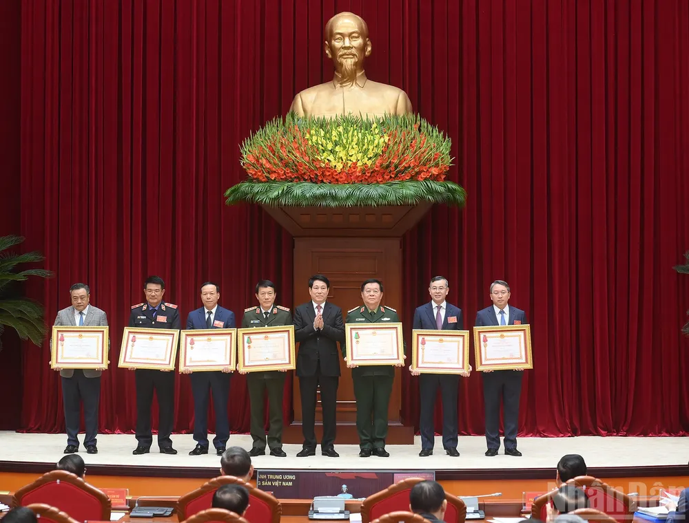 Chủ tịch nước Lương Cường trao Huân chương Lao động hạng Nhất; Huân chương Bảo vệ Tổ quốc hạng Nhất cho các ban, bộ, ngành có thành tích xuất sắc. Ảnh: NHÂN DÂN tong-bi-thu-to-lam-phong-chong-tham-nhung-lang-phi-tieu-cuc-phai-lam-thuong-xuyen-lien-tuc-4.jpg