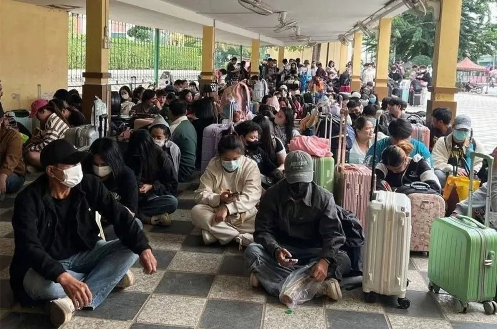 Người Thái Lan đến trạm kiểm soát nhập cảnh chờ làm thủ tục hồi hương về Thái Lan ngày 11-12. Ảnh: BANGKOK POST Thái Lan-Campuchia: Tiếp diễn giao tranh, khẩn trương ngoại giao