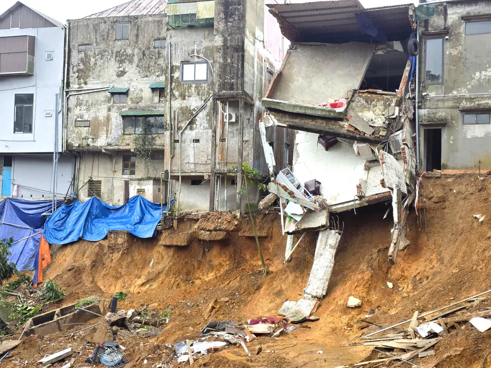 Sạt lở đất làm hư hại hơn 10 căn nhà ở xã Khe Sanh. quang-tri-sat-lo-khoang-san.jpg