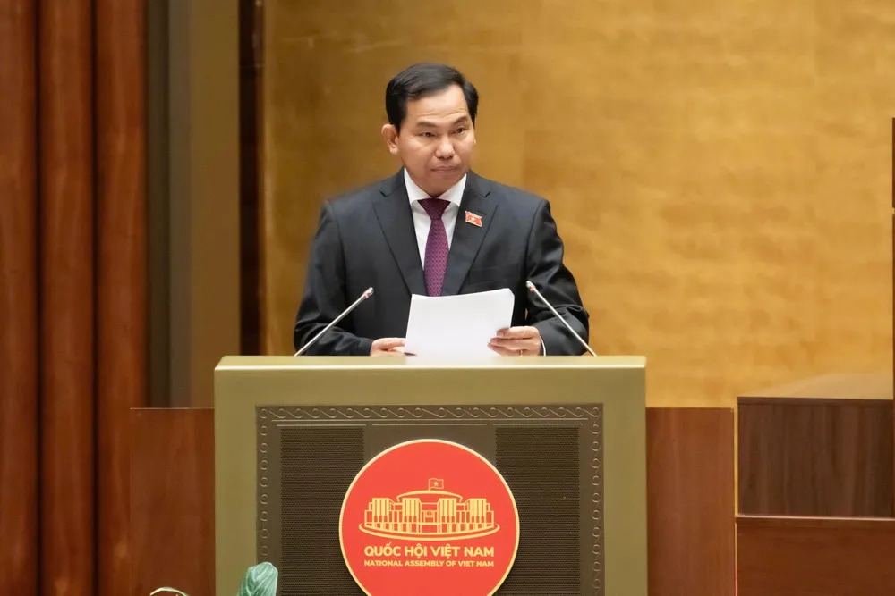 Tổng Thư ký,Chủ nhiệm Văn phòng Quốc hội Lê Quang Mạnh trình bày dự thảo Nghị quyết trước khi Quốc hội biểu quyết thông qua. Ảnh: TRỌNG PHÚ le-quang-manh.jpg