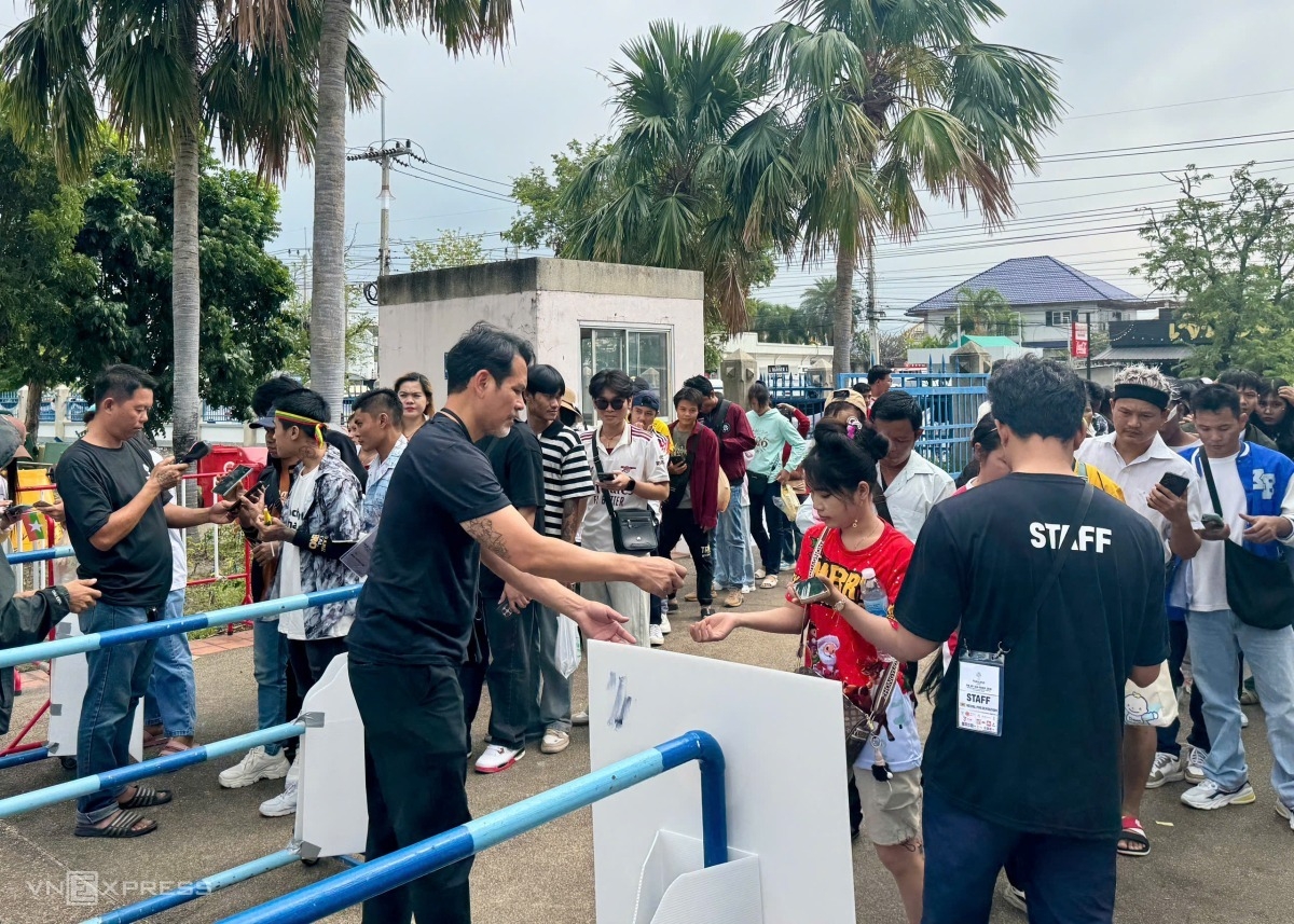 CĐV Myanmar xếp hai hàng rất dài chờ soát vé vào sân Chonburi. Ảnh: Đức Đồng