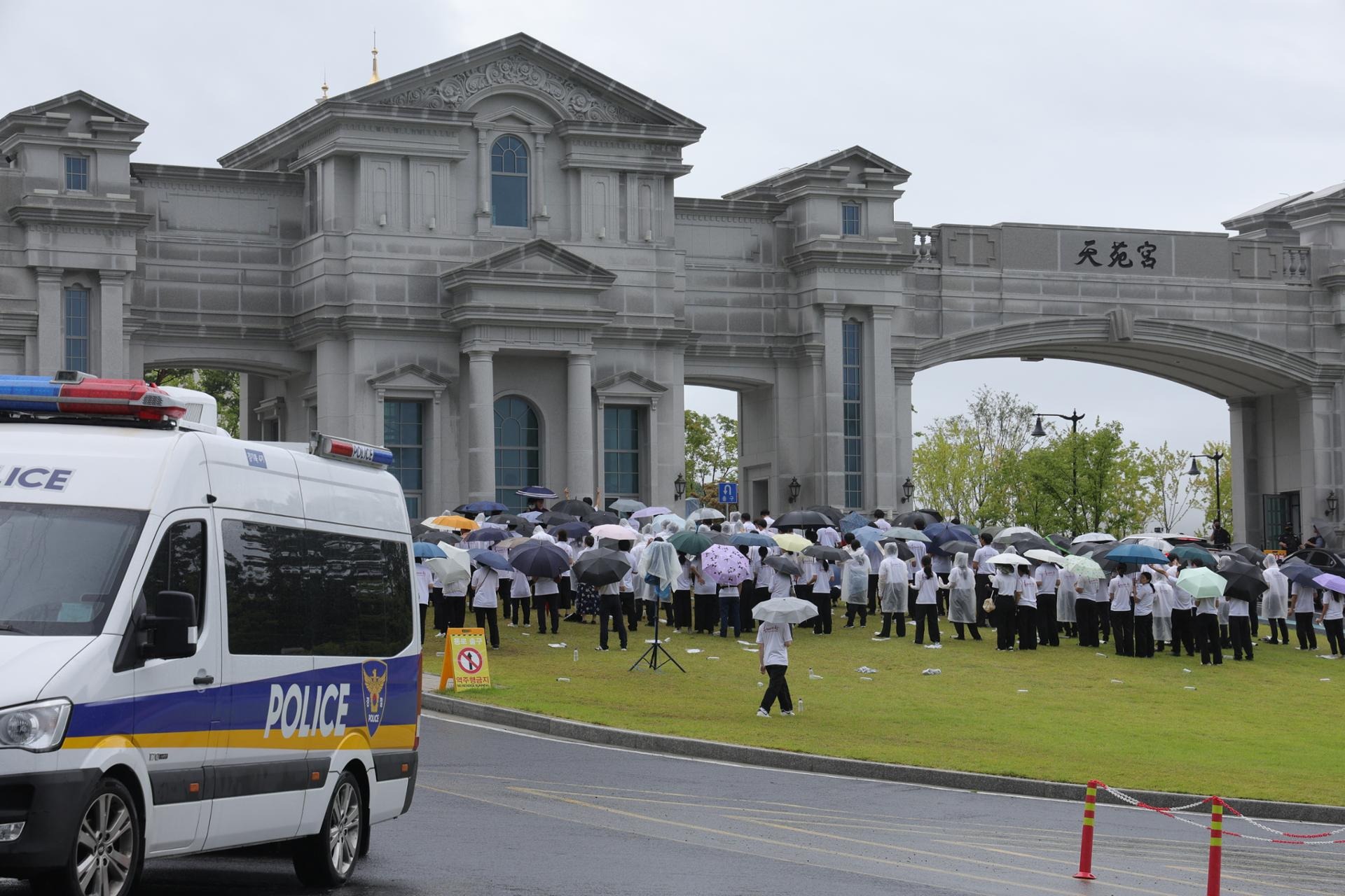 Bộ trưởng Hàn Quốc từ chức vì cáo buộc nhận hối lộ từ Giáo hội Thống nhất 2 giáo hội - Ảnh 2.