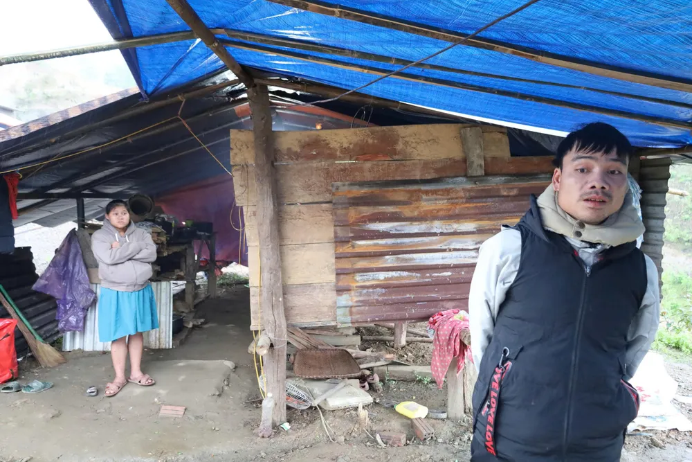 Anh Tuân lo lắng, chờ được xây nhà mới. Ảnh: TN mat-nha-do-sat-lo-6.jpeg